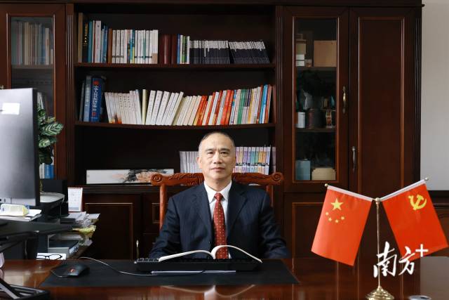bw必威西汉姆联官方网站校长蒋新华。